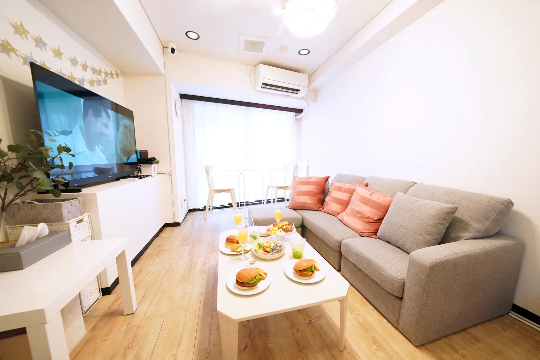 大型テレビとソファのあるユニハウスの室内